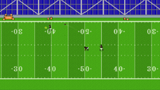 Retro Bowl-receiver løber med footballen efter en gribning